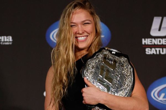 Ronda Rousey com seu cinturao do UFC Foto Josh Hedges Ronda Rousey com seu cinturao do UFC Foto Josh Hedges