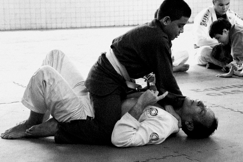Luiz Dias da GAS Jiu Jitsu ensina tecnicas relativas a montada