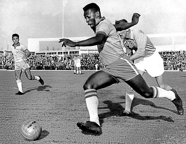 Pelé em campo na Suécia, no ano de 1960. Foto: Wikipedia