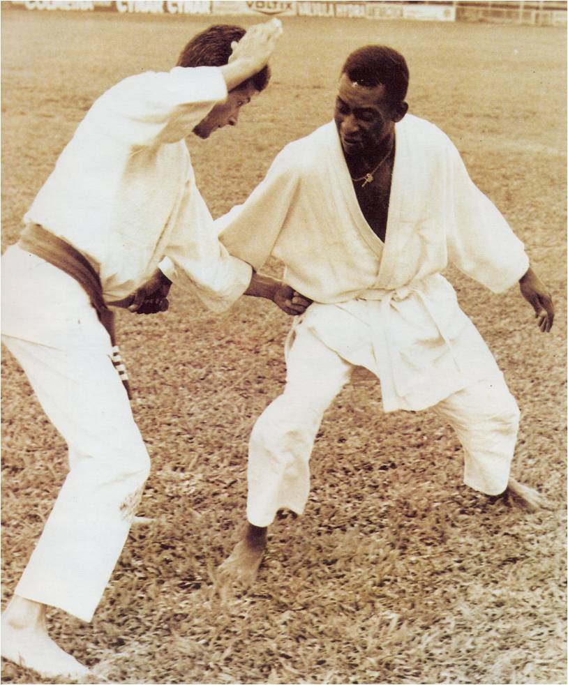 Pelé treinou judô e karatê quando jovem, artes que o ajudaram a não ser derrubados nos gramados. Foto: José Herrera/ Divulgação