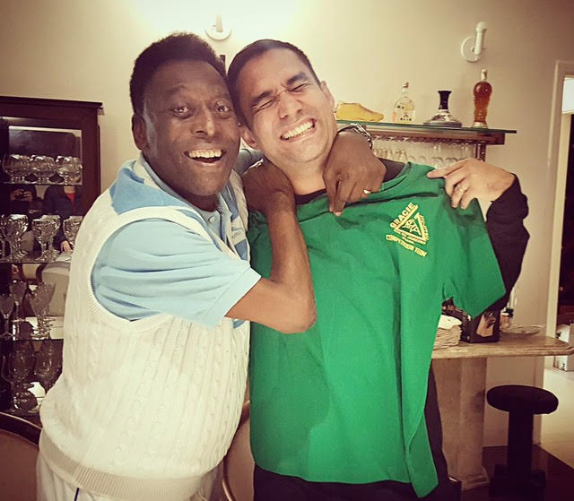 Pelé testa um golpe com seu amigo e professor de Jiu-Jitsu Ronaldo Aoqui. Foto: Divulgação