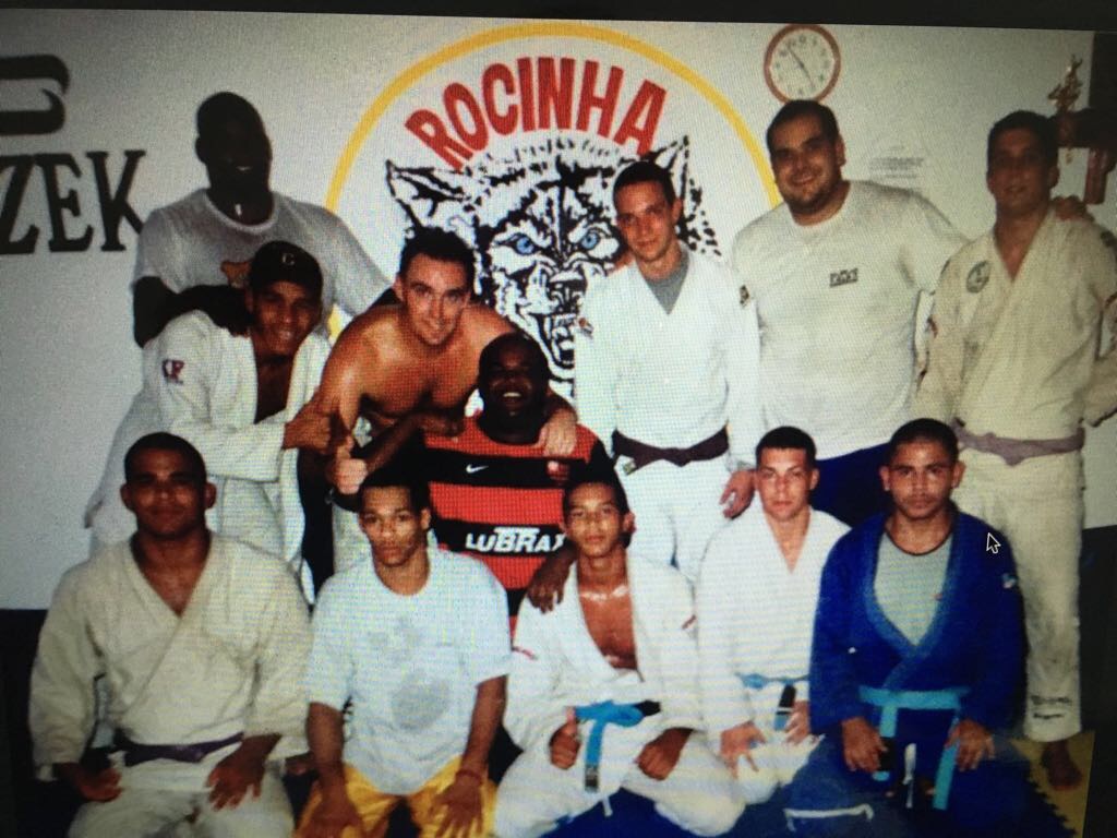 Tatá Duarte e seus alunos e companheiros de equipe da Rocinha Jiu-Jitsu, em foto das antigas. 