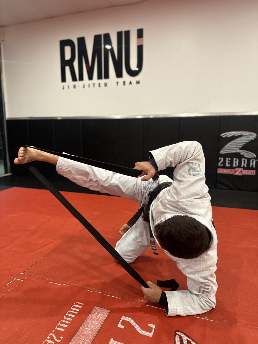 Extend your right leg, bend your left leg, base your left knee and rest your left elbow on the mat. From this position, balance for at least 30 seconds and return to the starting position.