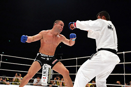 Silva contra Hidehiko Yoshida, em foto de Susumu Nagao.
