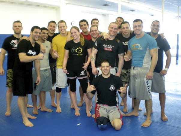 Hillary com a galera da Gracie Barra em Hamilton. Foto: mtxmma.com  