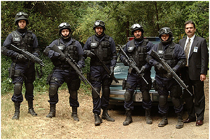 SWAT near Car Cena do filme "SWAT", de 2003.