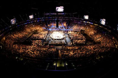 O UFC 99, em Colônia, Alemanha. Foto de Josh Hedges.