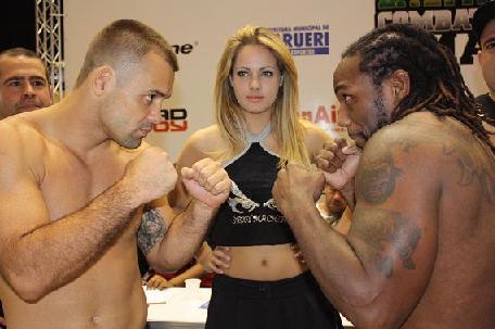 Ximu contra sósia de Sokoudjou. Foto: Carlos Ozório