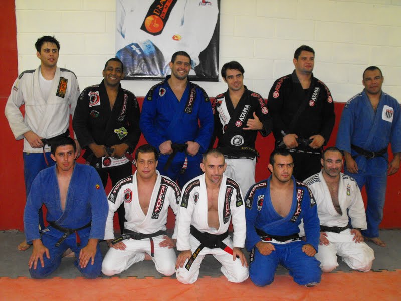  Daniel (in blue, standing) is back in São Paulo.