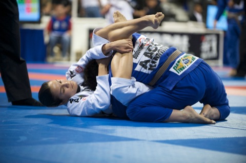 “O Globo” destaca projeto social de Kyra, lotado até 2012