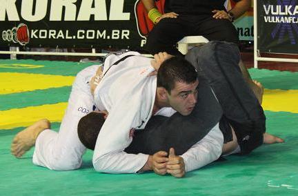 Alex Ceconi passes Léo Nogueira's guard at 2010 Brazilian Nationals.