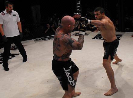 Pedro Rizzo, pictured facing Jeff Monson in Brazil's Maracanãzinho gymnasium, is looking for his fourth MMA win in a row. Photo: Carlos Ozório.