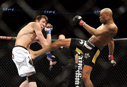 Anderson Silva enfrenta Chael Sonnen em julho. E você pode estar lá para vibrar de camarote. Foto: Josh Hedges.