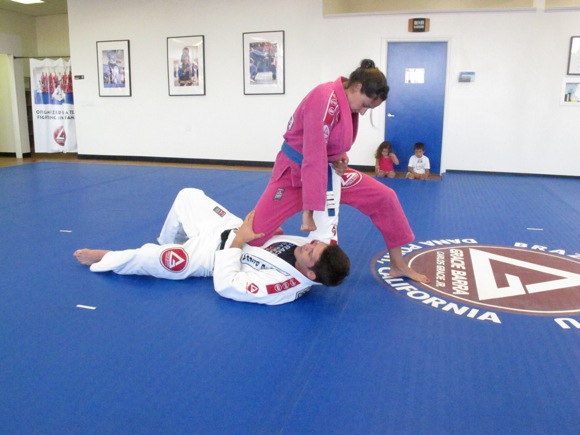 O crescimento das turmas femininas na escola Gracie Barra é um sinal de que as mulheres estão trocando o papel de espectadoras de lutas para o de praticante. Foto: Divulgação