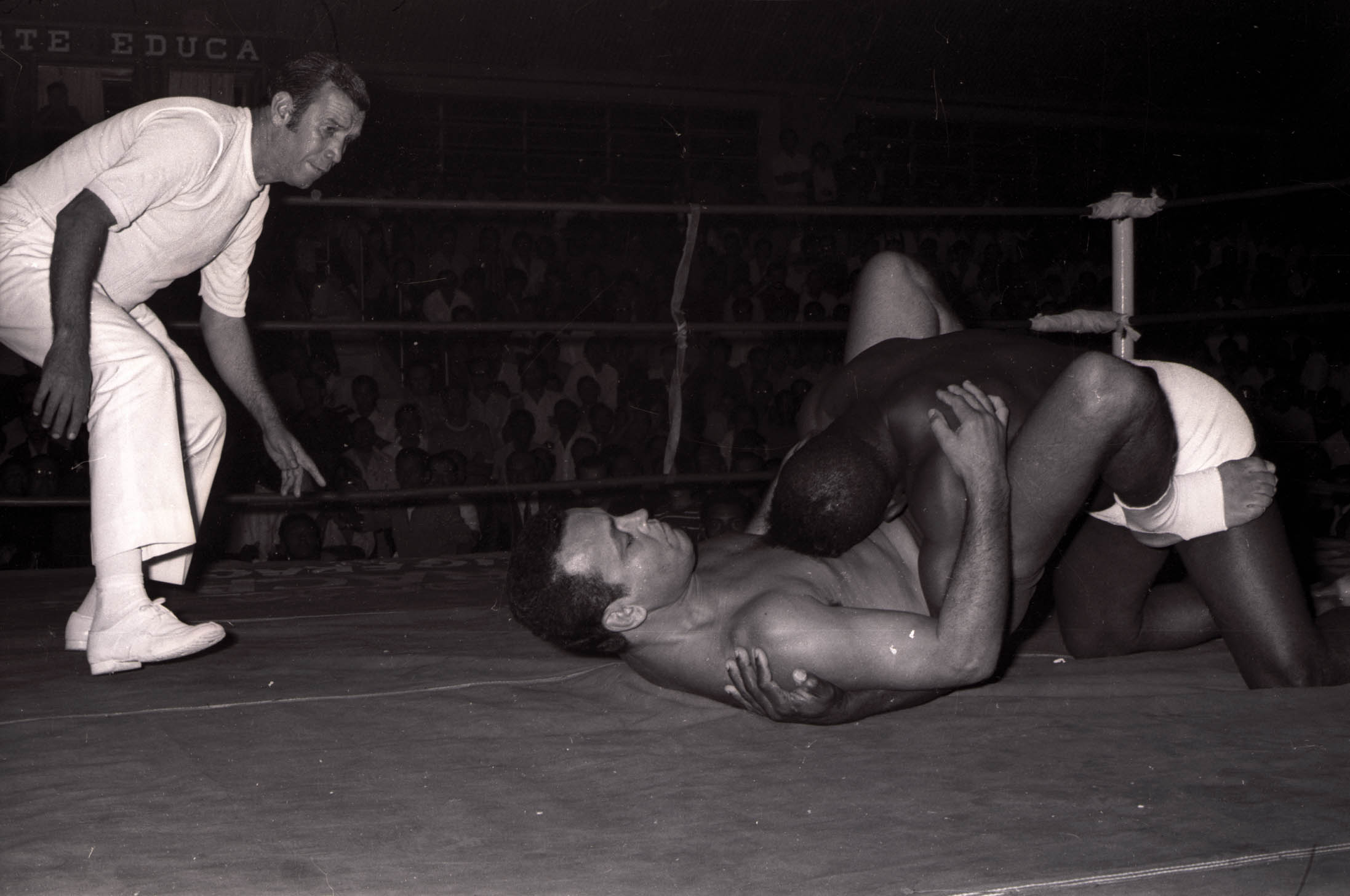 Carlson Gracie e Valdemar Santana (sunga branca) durante luta no ginasio do Colegio Marista, em 1970.