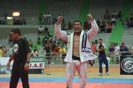 Invicto no MMA, faixa-preta de Jiu-Jitsu Davi Ramos assina com Bellator