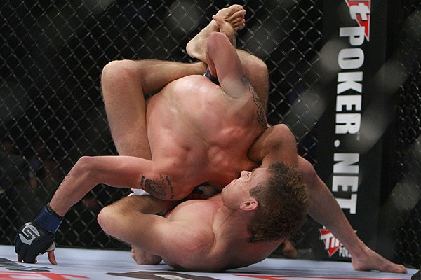 JW Wright submits at Strikeforce bout