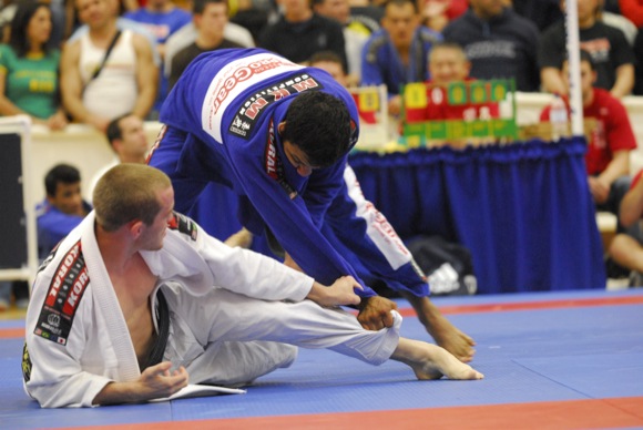 O rival anda toureando sua guarda facilmente? Defenda a passagem, com Jeff Glover