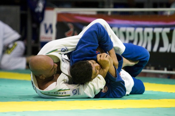 Jiu-Jitsu: aprenda uma raspagem da meia-guarda com Roberto Gordo