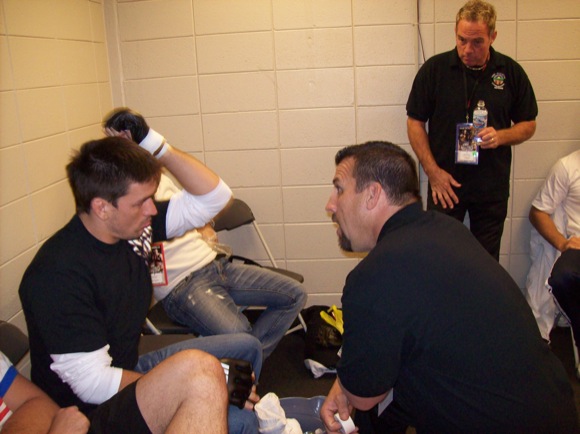 Big John McCarthy conversa com Demian Maia, antes de um UFC. Foto: Acervo Pessoal.