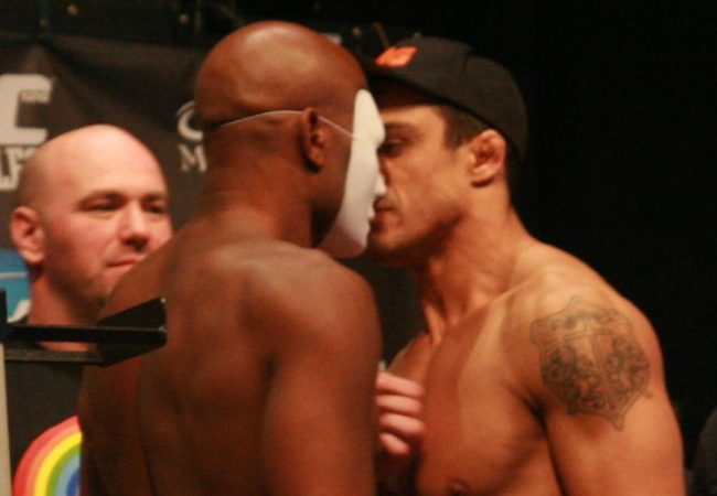 Máscara, encarada e tensão na pesagem do UFC
