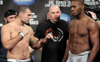 Jon Jones não dá chances a Shogun e leva o cinturão