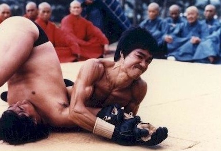 Acordou sonolento? Desanimou? Beba da fonte de Bruce Lee, inspire-se e vá treinar