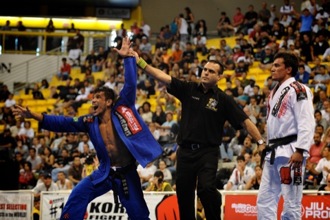 Cobrinha accepts no-time limit match against Mendes