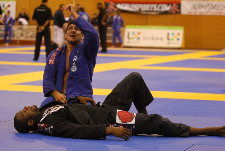 Alexandre Souza gives thanks for overcoming Finfous guard. Photo: Ivan Trindade