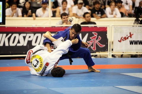 Cobrinha tries to decipher Frazattos guard, in the featherweight final of the Worlds. Photo: Alicia Anthony