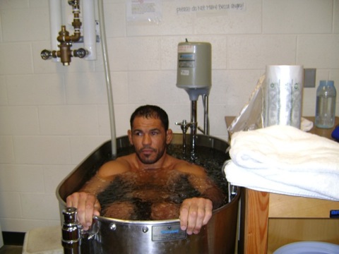 Minotauro refreshes body and soul in ice bath, after Natural Gymnastics session, in a photo from GRACIEMAG archives