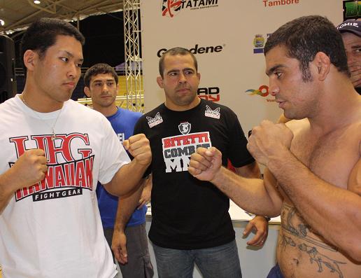 Paulão faces Tatsuhiko Nishizaka. Photo: Carlos Ozório