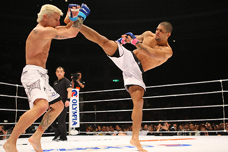 Galvão kicks John Alessio at Dream 8, in a photo by Susumu Nagao