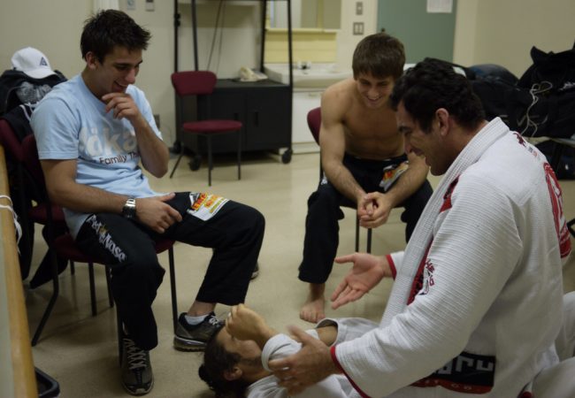 Meeting between Bráulio, Kron, and the Mendes brothers