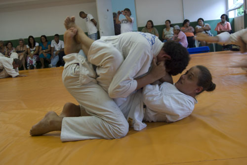 Dalila holds her training partner firm. Photos: Gabriel Menezes