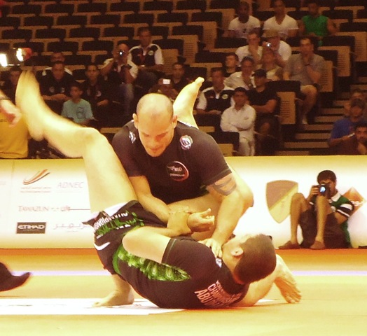 José Junior por baixo contra Xande Ribeiro no torneio de Jiu-Jitsu sem kimono em Abu Dhabi.