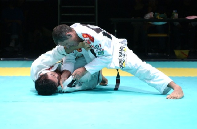 Ricardo de la Riva em luta de Jiu-Jitsu no Japão.