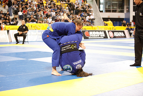 Hannette lança um armlock voador no Mundial 2011. Foto: Arquivos GRACIEMAG.