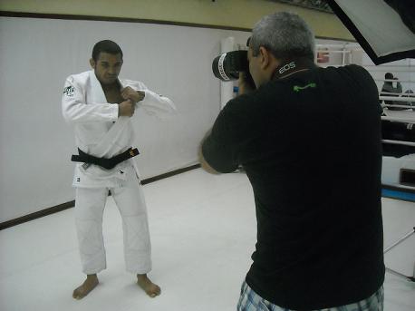 José Aldo não apenas defende, também ataca pescoços