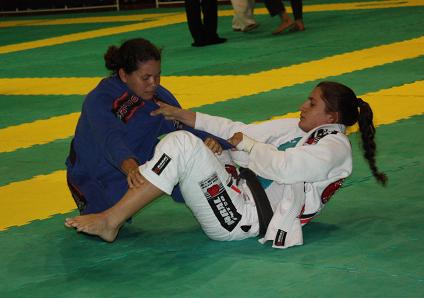 Luanna versus Elisangela in the absolute. Photo: Carlos Ozorio