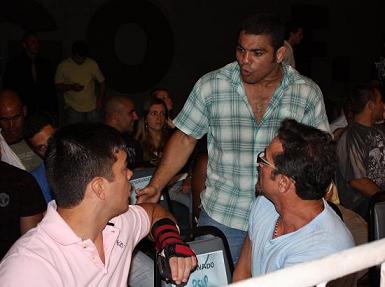 Lyoto chats with Paulão alongside manager Jorge Guimarães. Photo: Carlos Ozorio