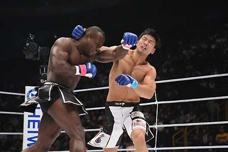 Melvin Manhoef is another addition to the card. Photo: Susumu Nagao