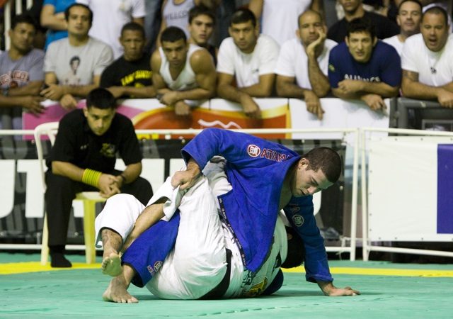 Tiago Coelho tenta raspar Tanquinho na meia-guarda. Foto: Gustavo Aragão