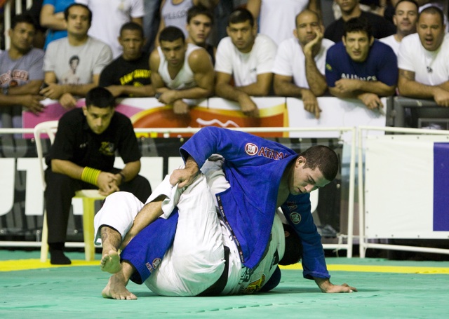 Tiago Coelho tenta raspar Tanquinho na meia-guarda. Foto: Gustavo Aragão