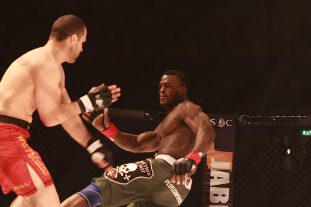 Pitbull confirmado no UFC 138, contra estreante