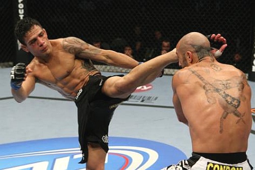 UFC: Dos Anjos surpreende e aniquila Sotiropoulos