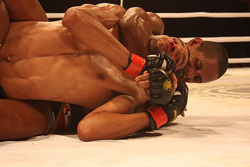 Após 33 lutas, Johnny Eduardo luta no UFC contra Assunção