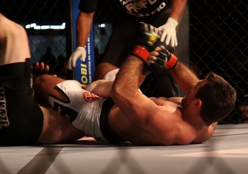 Demente comenta rápida finalização na estreia no MMA