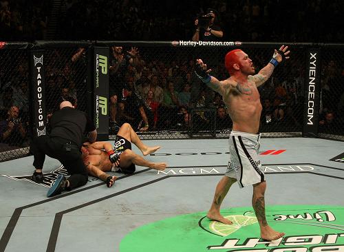 Cruz, Tito Ortiz e Lei da Gravidade vencem no UFC 132