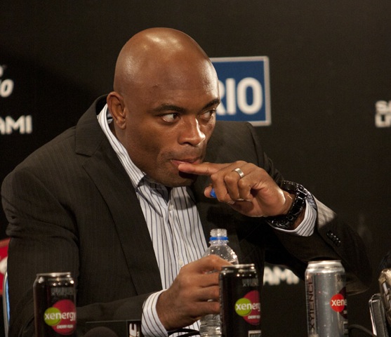 Anderson Silva brinca em coletiva. Foto: Textual